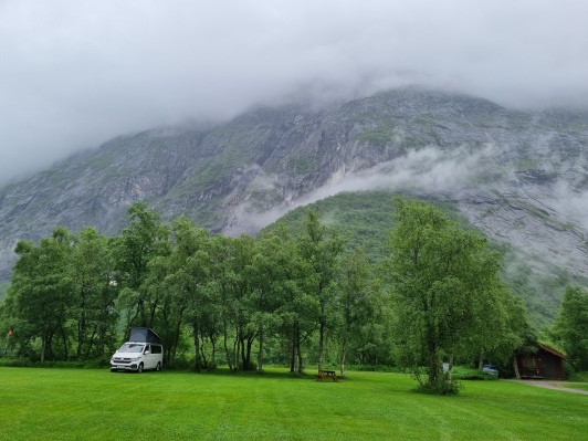 Trollveggen Camping unter Wolken (Foto Michael Kleinert)