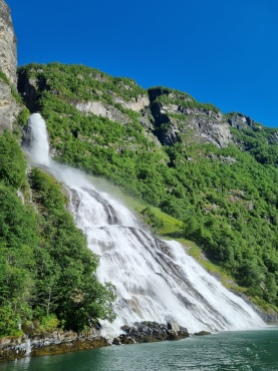 Wasserfall im Geirangerfjord (Foto Michael Kleinert)