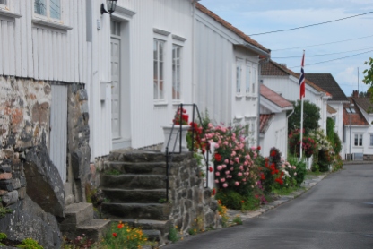 Straße in Risør (Foto Helga Ehrecke)